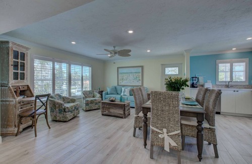Siesta Key Village Condo | LuLu's Loggerhead Renovated | Walk to Siesta Key Beach | Heated Pool | Beach Gear Included!
