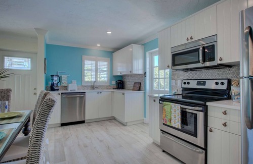 Siesta Key Village Condo | LuLu's Loggerhead Renovated | Walk to Siesta Key Beach | Heated Pool | Beach Gear Included!