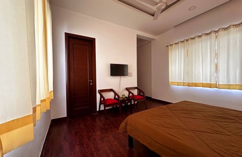 Gurugram Apartment | Luminary Dynasty House Deluxe Room