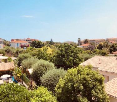 Saint-Laurent-du-Var Apartment | Lumineux avec piscine, Wifi & Terrace - Proche plage & Aéroport