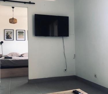 Saint-Laurent-du-Var Apartment | Lumineux avec piscine, Wifi & Terrace - Proche plage & Aéroport