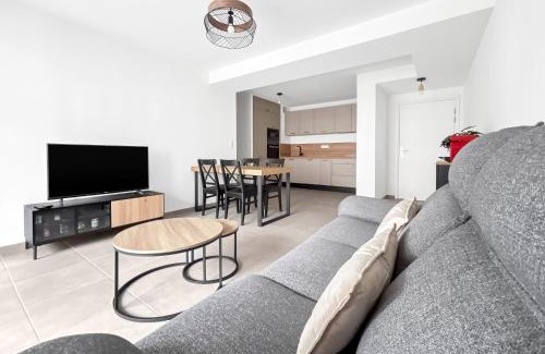 Nouvelle Ville Apartment | Lumineux, terrasse cosy et parking privé inclus