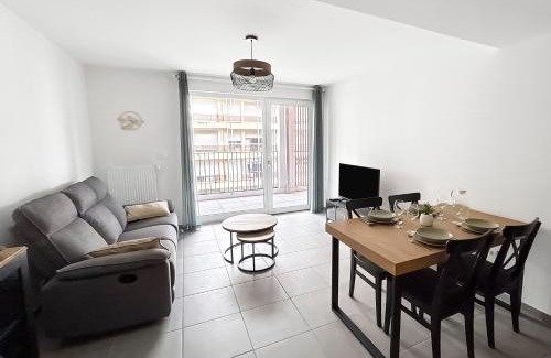Nouvelle Ville Apartment | Lumineux, terrasse cosy et parking privé inclus