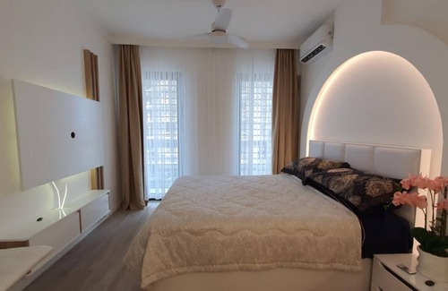 Maini Apartment | Luminous Apartment with Balcony near Budva Riviera