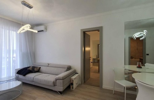 Maini Apartment | Luminous Apartment with Balcony near Budva Riviera