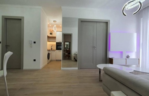 Maini Apartment | Luminous Apartment with Balcony near Budva Riviera