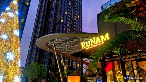 Hang Xanh Apartment | LUNA Apartment - Luxury Residence Landmark 81 Area