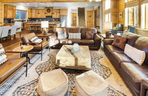 Evergreen Estates Cabin | Luna Lodge by Destination Big Bear : Centrally Located between Snow Summit and Bear Mtn in Beautiful Heavenly Valley Estates! 6 Bedrooms with En-Suites! Spa! Gameroom! Theater Room!