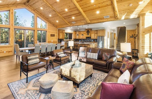 Evergreen Estates Cabin | Luna Lodge by Destination Big Bear : Centrally Located between Snow Summit and Bear Mtn in Beautiful Heavenly Valley Estates! 6 Bedrooms with En-Suites! Spa! Gameroom! Theater Room!