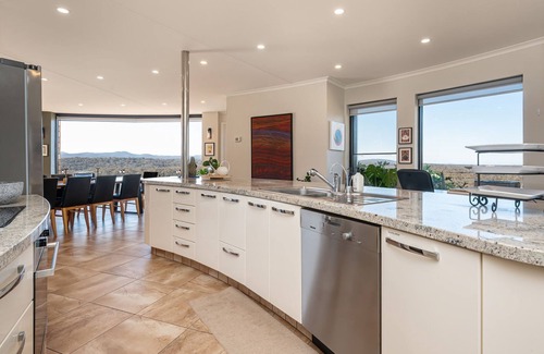 Coimadai House | Luna Views Retreat by Property Mums