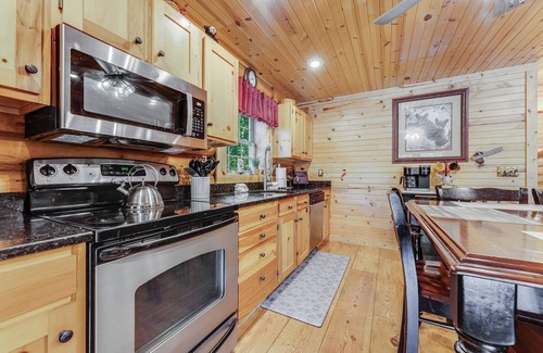 Thayerville Cabin | Lured Awayn3-bedroom cabin in delightful Oakland with AC, WiFi