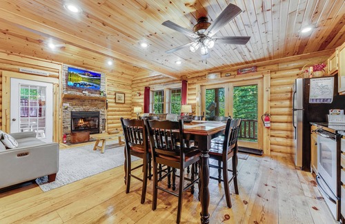 Thayerville Cabin | Lured Awayn3-bedroom cabin in delightful Oakland with AC, WiFi
