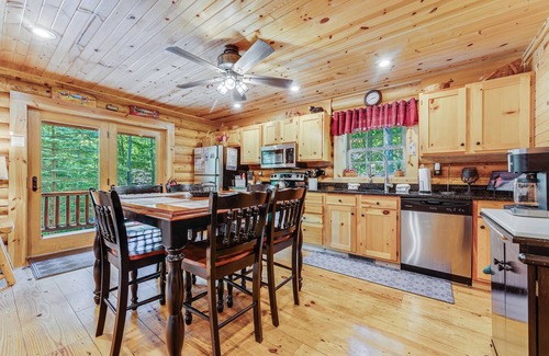 Thayerville Cabin | Lured Awayn3-bedroom cabin in delightful Oakland with AC, WiFi