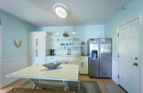 East End House | Lured Inn - 5 BR 4 Bath Home with Private Pool and Studio Sea Suite under home