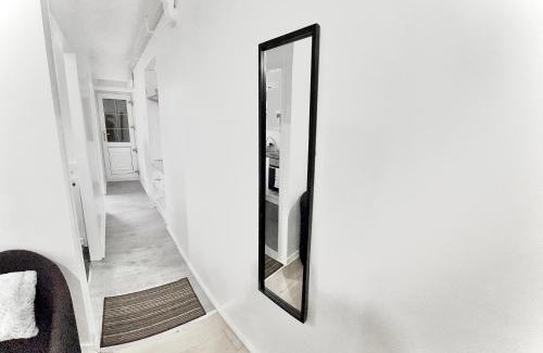 Ecclesfield Apartment | LUX 2 Guests Studio FREE WIFI & PARKING Aroluchi Ville