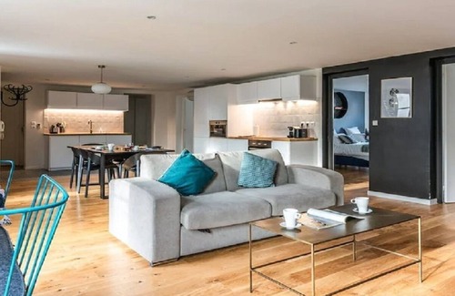 Quartier de Rochechouart Apartment | Lux Art Deco abode near Opéra & Galeries Lafayette, Vintage Paris-Modern Comfort