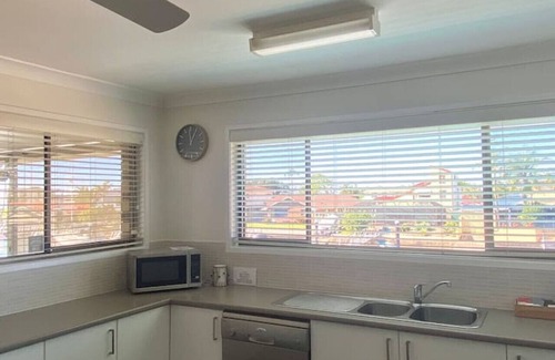 Runaway Bay Apartment | Lux Beds CANAL FRONT Jetty Canoes & 13M Pool