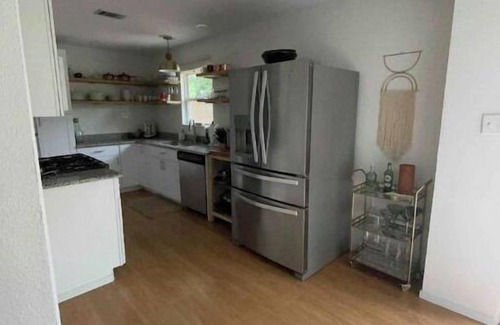 Sweetbriar House | Lux Boho Chic FREE Parking, Wi-Fi, Mins to Soco/DT