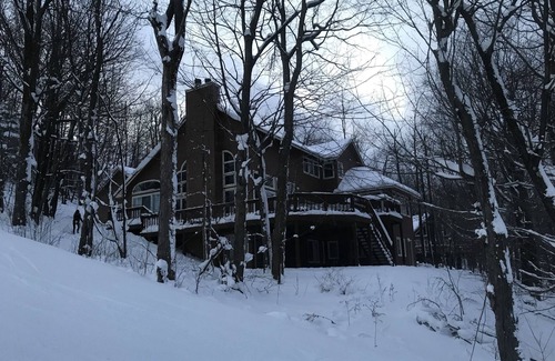 Hidden Valley House | Lux Cabin w/hot tub, playground, game room, bb court,walking trail, resort pool