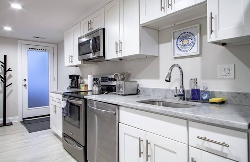 Park View Apartment | Lux CoHi Cove/Walk to METRO Sub, Shopping,& More