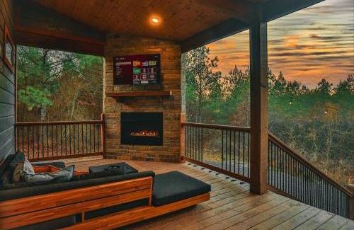 Broken Bow House | Lux Hochatown Cabin! 5 minutes to town-Hot Tub-Fire Pit-Game Room-Mtn Views