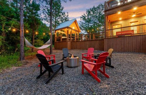 Broken Bow House | Lux Hochatown Cabin! 5 minutes to town-Hot Tub-Fire Pit-Game Room-Mtn Views