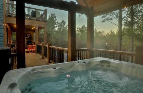 Broken Bow House | Lux Hochatown Cabin! 5 minutes to town-Hot Tub-Fire Pit-Game Room-Mtn Views