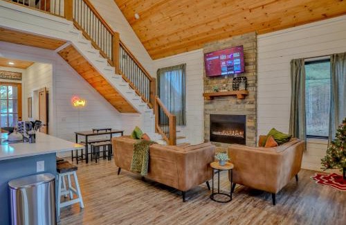 Broken Bow House | Lux Hochatown Cabin! 5 minutes to town-Hot Tub-Fire Pit-Game Room-Mtn Views