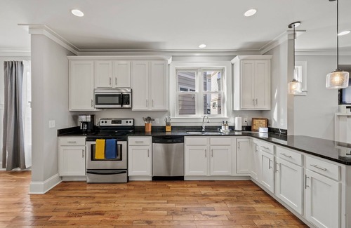 Edgehill House | Lux Home Great Location WALK to Broadway, Honky Tonks, Opry, Music Row, Gulch!