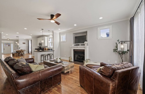 Edgehill House | Lux Home Great Location WALK to Broadway, Honky Tonks, Opry, Music Row, Gulch!