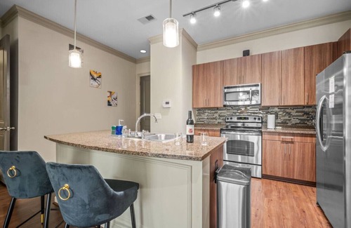 Cumberland Apartment | Lux King Suite 1 mile to Truist Park, Battery