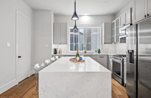 Greater East End House | Lux Living - East Downtown Rooftop with Private Chef & King Suite