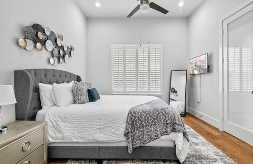 Greater East End House | Lux Living - East Downtown Rooftop with Private Chef & King Suite