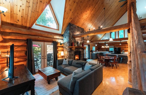 Catchacoma Cabin | Lux Log Home | LAKE | DOCK | SAUNA | PET | HAMMOCK
