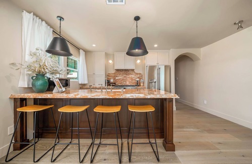 Hollywood House | LUX Marvelous 4-bedroom house in Los Angeles with Private Gate and Patio