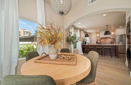 Hollywood House | LUX Marvelous 4-bedroom house in Los Angeles with Private Gate and Patio