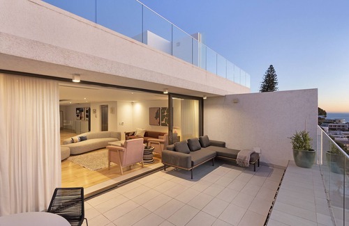Camps Bay Villa | Lux New Villa - Stunning Ocean & Mountain Views & Power Back-Up
