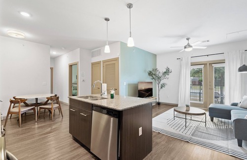 Leander Apartment | Luxe 2B Getaway | Sleeps 6 | Pool, Gym, Garage