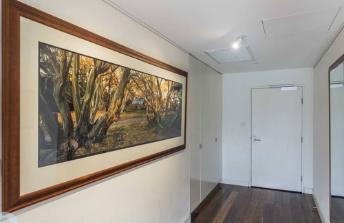 Forrest Apartment | Luxe 2BR Penthouse Apt w Parking Near Parliament