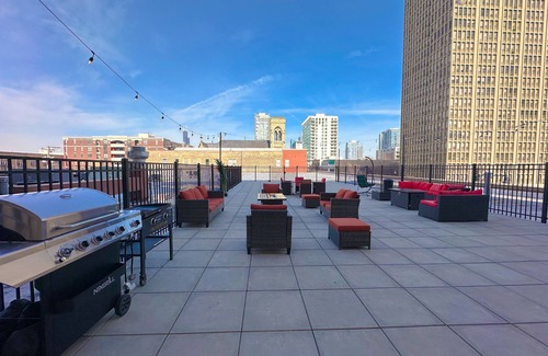 Near South Side Apartment | Luxe 2BR Unit with Gym, Patio, & Skyline Views Near McCormick Place & Lakefront