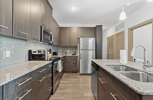 Leander Apartment | Luxe 3B Getaway | Sleeps 8 | Pool, Gym, Garage