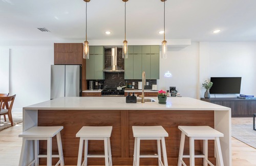Greenville House | Luxe 4-bedroom house in charming Jersey City, next to Lightrail into NYC