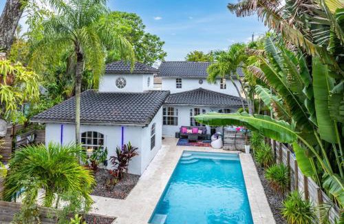 Victoria Park House | Luxe 5BR 4BA I Heated Pool 10 Min to Beach I BBQ