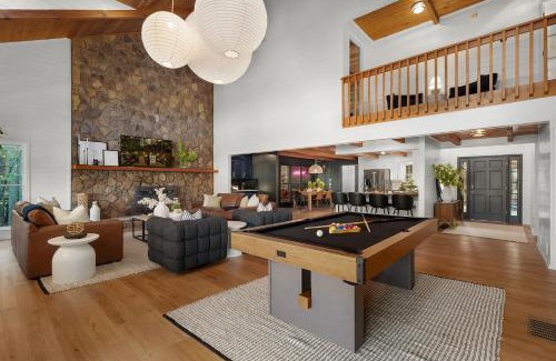 Waleska House | Luxe Arrowhead Lakefront 4 Br Hot Tub Pool Table