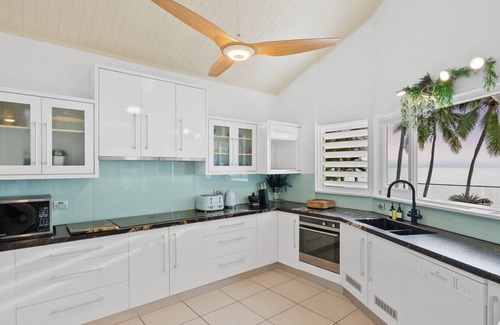 Holloways Beach House | Luxe Beachfront Escape – Steps from Holloways Beach