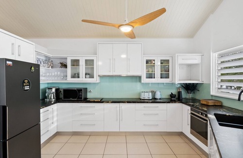 Holloways Beach House | Luxe Beachfront Escape – Steps from Holloways Beach