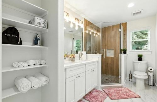 Northeast Houston Apartment | Luxe Brand-New 3 bedroom House Mins To Downtown and IAH