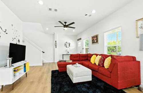 Northeast Houston Apartment | Luxe Brand-New 3 bedroom House Mins To Downtown and IAH