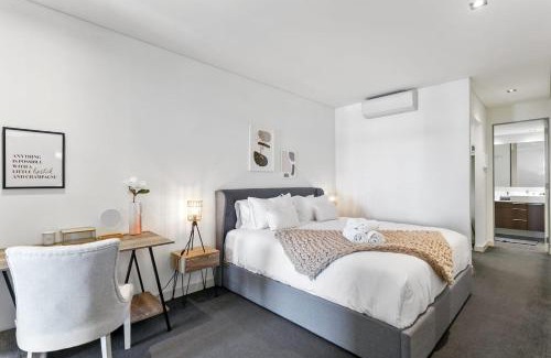 East Perth Apartment | Luxe Chic 3bd Apt City Skyline Views