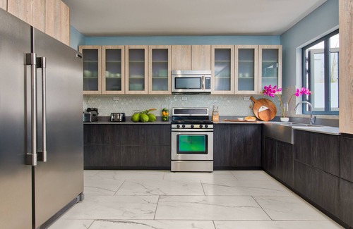 Discovery Bay House | Luxe Grand Villa: New, Ultra Modern Luxury 6 Bedroom private beach villa.